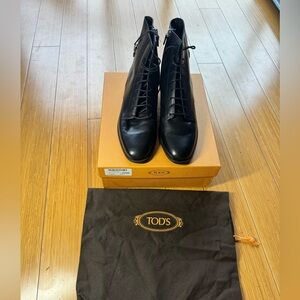 Tod's Elegant Black Leather Lace-up Boots with Zipper